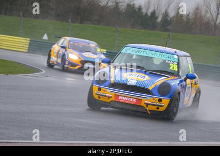 Mini Challenge Trophäe 2023, Napa Racing UK Callum Eason, Nummer 26, Croft Rennstrecke mit Dan Rowbottom hinter sich Stockfoto