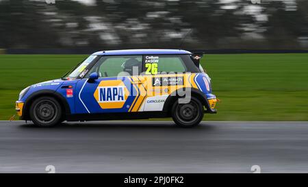 Mini Challenge Trophy 2023, Napa Racing UK Callum Eason, Nummer 26, Croft Rennstrecke Stockfoto