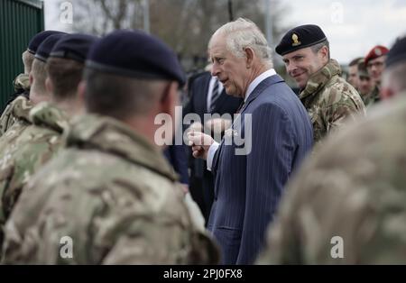 Finowfurt, Deutschland. 30. März 2023. Der britische König Karl III. (M) und der deutsche Präsident Frank-Walter Steinmeier (r) sprechen während ihres Besuchs im 130. Englisch-deutschen Brückenbrücke-Bataillon in Finowfurt mit Soldaten. Vor seiner Krönung im Mai 2023 werden der britische König und die königliche Ehefrau Deutschland für drei Tage besuchen. Kredit: Jens Schlueter/POOL/AFP/dpa/Alamy Live News Stockfoto