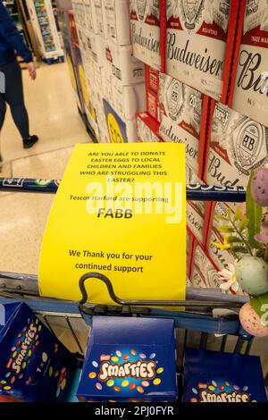 Tesco-Trolley mit Ostereierspenden für die Wohltätigkeitsorganisation FABB Norwich Norfolk Stockfoto