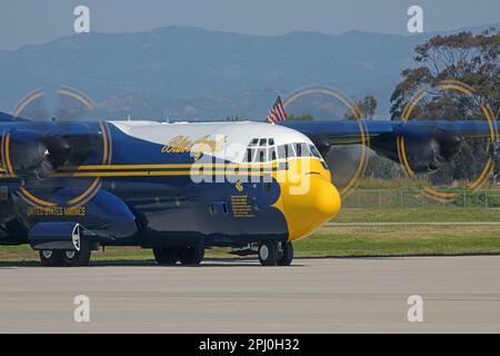 NAS Point Mugu, Kalifornien/USA - 18. März 2023: Die USA Navy Blue Angels C-130 Stützflugzeug, Spitzname Fat Albert, Taxis auf einer Flugshow. Stockfoto