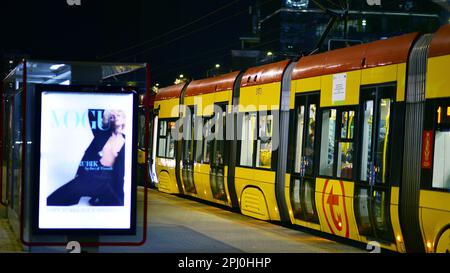 Warschau, Polen. 29. März 2023 Die Straßenbahn steht nachts an der Straßenbahnhaltestelle. Stockfoto
