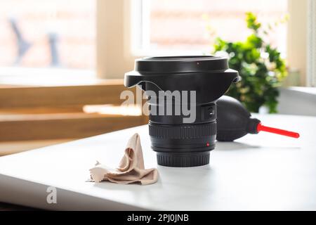 Tischlinse mit Reinigungswerkzeugen für DSLR- und spiegellose Kameras. Reinigungskit für cmos-Oberfläche. Luftgebläse, Tupfer, Isopropylalkohol-Tropfer und Stockfoto