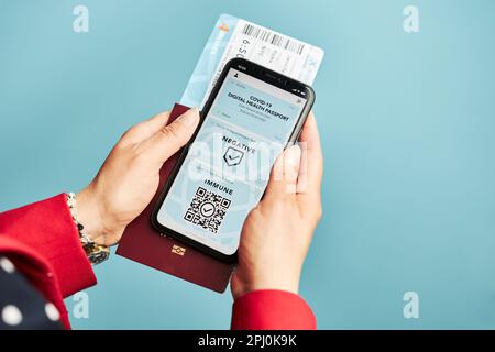 Digitales covid-Zertifikat. COVID-negativer digitaler Schnelltest bestanden. Passagierin mit digitalem medizinischem Pass auf ihrem Handy, Reisepass Stockfoto