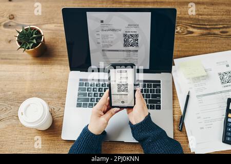 Frau Scannen QR-Code von der Rechnung, um die Zahlung mit schnellen sicheren Zahlungssystem und Smartphone-Code-Leser zu machen. Geschäftsfrau, die Rechnungen mit Exp Stockfoto