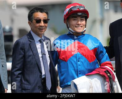 Rennen 1, FORTUNE PRESIDENT, geritten von Keith Yeung Ming-lun, gewann die Klasse 4 über 1650m (Rasen) in Sha Tin. Trainer Me Tsui Yuk-sak (L) feierte seinen Sieg mit dem Jockey. 26FEB23 SCMP/Kenneth Chan. Stockfoto