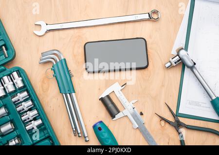 Werkstatttisch mit vielen Werkzeugen. Schraubenschlüssel