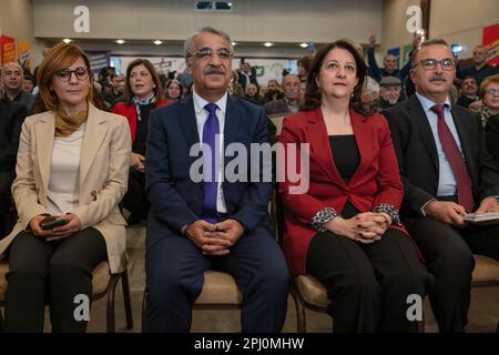 Ankara, Türkei. 30. März 2023. HDP-Ko-Vorsitzende Pervin Buldan (3R) und Mithat Sancar (2R) während der Wahlmanifesto-Konferenz. Die Partei der Grünen Linken hat das Wahlmanifest angekündigt, dass die Demokratische Volkspartei (HDP) bei den Wahlen am 14. Mai von ihren Listen aufgenommen wird. Die Partei setzte ihren Wahlslogan auf "We are here, together We will Change". Darüber hinaus nahmen viele Politiker, Akademiker und Schriftsteller am Wahlprogramm Teil. Kredit: SOPA Images Limited/Alamy Live News Stockfoto