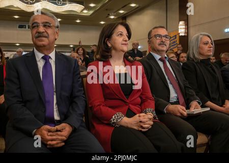 Ankara, Türkei. 30. März 2023. HDP-Ko-Vorsitzende Pervin Buldan (2L) und Mithat Sancar (L) während der Wahlmanifesto-Konferenz. Die Partei der Grünen Linken hat das Wahlmanifest angekündigt, dass die Demokratische Volkspartei (HDP) bei den Wahlen am 14. Mai von ihren Listen aufgenommen wird. Die Partei setzte ihren Wahlslogan auf "We are here, together We will Change". Darüber hinaus nahmen viele Politiker, Akademiker und Schriftsteller am Wahlprogramm Teil. Kredit: SOPA Images Limited/Alamy Live News Stockfoto