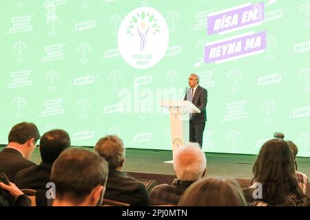 Ankara, Türkei. 30. März 2023. HDP-Ko-Vorsitzende Mithat Sancar spricht während der Wahlmanifesto-Konferenz. Die Partei der Grünen Linken hat das Wahlmanifest angekündigt, dass die Demokratische Volkspartei (HDP) bei den Wahlen am 14. Mai von ihren Listen aufgenommen wird. Die Partei setzte ihren Wahlslogan auf "We are here, together We will Change". Darüber hinaus nahmen viele Politiker, Akademiker und Schriftsteller am Wahlprogramm Teil. Kredit: SOPA Images Limited/Alamy Live News Stockfoto