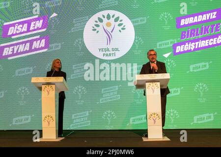 Ankara, Türkei. 30. März 2023. Die Ko-Sprecher der Grünen-Linken-Partei Cigdem Kilicgun Ucar und Ibrahim Akin geben ihre Wahlmanifeste bekannt. Die Partei der Grünen Linken hat das Wahlmanifest angekündigt, dass die Demokratische Volkspartei (HDP) bei den Wahlen am 14. Mai von ihren Listen aufgenommen wird. Die Partei setzte ihren Wahlslogan auf "We are here, together We will Change". Darüber hinaus nahmen viele Politiker, Akademiker und Schriftsteller am Wahlprogramm Teil. Kredit: SOPA Images Limited/Alamy Live News Stockfoto