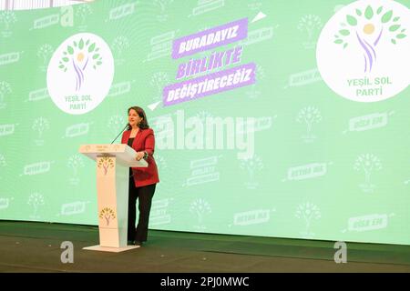 Ankara, Türkei. 30. März 2023. HDP-Ko-Vorsitzender Pervin Buldan spricht während der Wahlmanifesto-Sitzung. Die Partei der Grünen Linken hat das Wahlmanifest angekündigt, dass die Demokratische Volkspartei (HDP) bei den Wahlen am 14. Mai von ihren Listen aufgenommen wird. Die Partei setzte ihren Wahlslogan auf "We are here, together We will Change". Darüber hinaus nahmen viele Politiker, Akademiker und Schriftsteller am Wahlprogramm Teil. Kredit: SOPA Images Limited/Alamy Live News Stockfoto