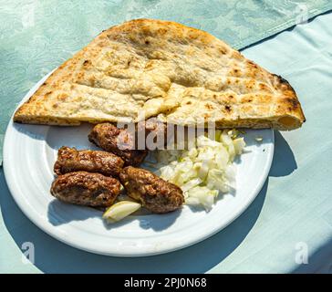 Cevap mit Somun ist traditionelles bosnisches Essen Stockfoto