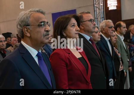 Ankara, Türkei. 30. März 2023. HDP-Ko-Vorsitzende Pervin Buldan (2L) und Mithat Sancar (L) während der Wahlmanifesto-Konferenz. Die Partei der Grünen Linken hat das Wahlmanifest angekündigt, dass die Demokratische Volkspartei (HDP) bei den Wahlen am 14. Mai von ihren Listen aufgenommen wird. Die Partei setzte ihren Wahlslogan auf "We are here, together We will Change". Darüber hinaus nahmen viele Politiker, Akademiker und Schriftsteller am Wahlprogramm Teil. (Foto: Bilal Seckin/SOPA Images/Sipa USA) Guthaben: SIPA USA/Alamy Live News Stockfoto