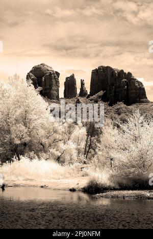 Infrarote Sepia-getönte Country Mountains rund um Sedona Arizona Stockfoto