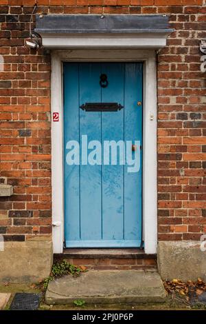 Blaue Eingangstür des Cottage, Farnham, Surrey, Großbritannien Stockfoto