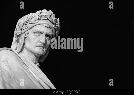 Dante Alighieri, der größte italienische Dichter. Marmorstatue im Freien, errichtet im historischen Zentrum von Florenz im Jahr 1865 (Schwarz und Weiß mit Kopierbereich) Stockfoto