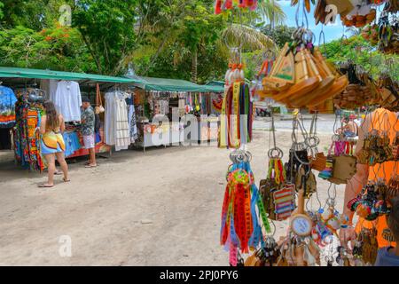 Porto Seguro, BA, Brasilien - 03. Januar 2023: Geschäfte, die Souvenirs, Kunsthandwerk und Kleidung für Touristen im historischen Zentrum von Porto Seguro verkaufen. Stockfoto