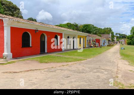 Porto Seguro, BA, Brasilien - 03. Januar 2023: Farbige historische Gebäude des historischen Zentrums von Porto Seguro. Stockfoto