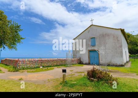 Porto Seguro, BA, Brasilien - 03. Januar 2023: Kapelle von Sao Benedito im historischen Zentrum von Porto Seguro. Stockfoto