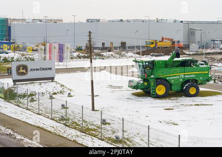 Poznan, Polen - 24. Januar 2023: Ein moderner John Deere Mähdrescher in einem Landmaschinenhändler. Stockfoto