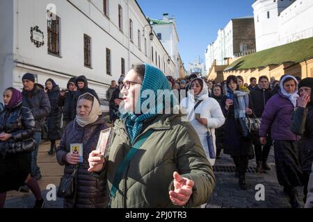 Kiew, Ukraine. 30. März 2023. Gläubige des Moskauer Patriarchats der ukrainisch-orthodoxen Kirche versammeln sich, um gegen die Überführung des Klosters Kiew-Pechersk Lavra in Kiew in den Staat zu protestieren. Anhänger des Protestes des Moskauer Patriarchats als ukrainische Behörden fordern, dass moskauer orthodoxer Priester das Gebiet des Klosters Kiew-Pechersk Lavra bis Ende März 2023 verlassen. Kredit: SOPA Images Limited/Alamy Live News Stockfoto