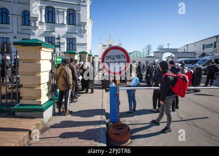 Kiew, Ukraine. 30. März 2023. Gläubige des Moskauer Patriarchats der ukrainisch-orthodoxen Kirche versammeln sich, um gegen die Überführung des Klosters Kiew-Pechersk Lavra in Kiew in den Staat zu protestieren. Anhänger des Protestes des Moskauer Patriarchats als ukrainische Behörden fordern, dass moskauer orthodoxer Priester das Gebiet des Klosters Kiew-Pechersk Lavra bis Ende März 2023 verlassen. Kredit: SOPA Images Limited/Alamy Live News Stockfoto