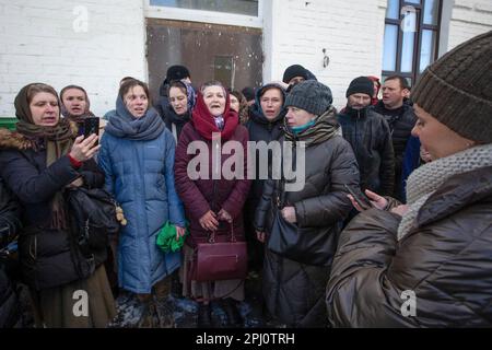 Kiew, Ukraine. 30. März 2023. Gläubige des Moskauer Patriarchats der ukrainisch-orthodoxen Kirche schränken den Mitarbeiter der kommission des Kulturministeriums (R) ein, das Kloster Kiew-Pechersk Lavra zu betreten. Dies geschah in dem Bemühen, die Verfahren für die Übertragung des Klosters in den Staatseigentum zu behindern. Anhänger des Protestes des Moskauer Patriarchats als ukrainische Behörden fordern, dass moskauer orthodoxer Priester das Gebiet des Klosters Kiew-Pechersk Lavra bis Ende März 2023 verlassen. Kredit: SOPA Images Limited/Alamy Live News Stockfoto