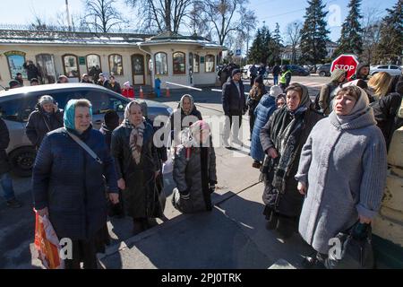 Kiew, Ukraine. 30. März 2023. Gläubige des Moskauer Patriarchats der ukrainisch-orthodoxen Kirche versammeln sich, um gegen die Überführung des Klosters Kiew-Pechersk Lavra in Kiew in den Staat zu protestieren. Anhänger des Protestes des Moskauer Patriarchats als ukrainische Behörden fordern, dass moskauer orthodoxer Priester das Gebiet des Klosters Kiew-Pechersk Lavra bis Ende März 2023 verlassen. Kredit: SOPA Images Limited/Alamy Live News Stockfoto