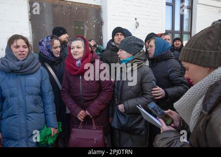 Kiew, Ukraine. 30. März 2023. Gläubige des Moskauer Patriarchats der ukrainisch-orthodoxen Kirche schränken den Mitarbeiter der kommission des Kulturministeriums (R) ein, das Kloster Kiew-Pechersk Lavra zu betreten. Dies geschah in dem Bemühen, die Verfahren für die Übertragung des Klosters in den Staatseigentum zu behindern. Anhänger des Protestes des Moskauer Patriarchats als ukrainische Behörden fordern, dass moskauer orthodoxer Priester das Gebiet des Klosters Kiew-Pechersk Lavra bis Ende März 2023 verlassen. Kredit: SOPA Images Limited/Alamy Live News Stockfoto