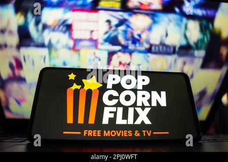 In dieser Fotoabbildung wird das PopcornFlix-Logo auf einem Smartphone-Bildschirm angezeigt. Stockfoto