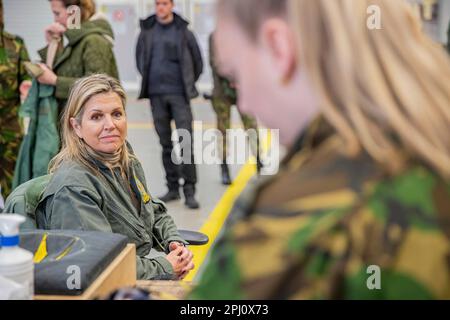 Gilze Rijen, Niederlande. 30. März 2023. Königin Maxima der Niederlande auf dem Luftwaffenstützpunkt Gilze-Rijen, am 30. März 2023, um an einer Schulung zum Betrieb von Feuerwehrautos des Defense Helicopter Command (DHC) teilzunehmen, wird die Schulung mit einem Chinook Transport Helicopter des 298. Geschwaders durchgeführt: Defensie/Albert Nieboer/Netherlands OUT/Point de Vue OUT/dpa/Alamy Live News Stockfoto