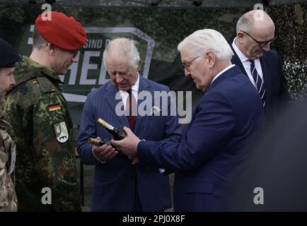 Finowfurt, Deutschland. 30. März 2023. König Karl III. Von Großbritannien (2. von links) und deutscher Präsident Frank-Walter Steinmeier (2. von rechts) betrachten die Flaschen Wein, die sie vom Kommandeur des Bataillons Stefan Klein (l) und dem Ministerpräsidenten Brandenburgs Dietmar Woidke (r) während eines Besuchs beim 130. Anglodeutschen Ingenieurbrücken-Bataillon in Finowfurt erhalten haben. Vor seiner Krönung im Mai 2023 werden der britische König und die königliche Ehefrau Deutschland für drei Tage besuchen. Kredit: Jens Schlueter/AFP Pool/dpa/Alamy Live News Stockfoto