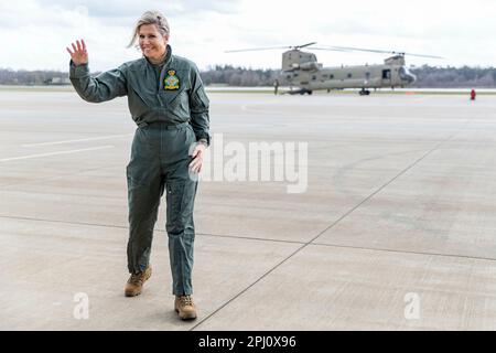 Gilze Rijen, Niederlande. 30. März 2023. Königin Maxima der Niederlande auf dem Luftwaffenstützpunkt Gilze-Rijen, am 30. März 2023, um an einer Schulung zum Betrieb von Feuerwehrautos des Defense Helicopter Command (DHC) teilzunehmen, wird die Schulung mit einem Chinook Transport Helicopter des 298. Geschwaders durchgeführt: Defensie/Albert Nieboer/Netherlands OUT/Point de Vue OUT/dpa/Alamy Live News Stockfoto