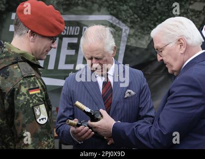 Finowfurt, Deutschland. 30. März 2023. König Karl III. Von Großbritannien (m) und deutscher Präsident Frank-Walter Steinmeier (r) betrachten die Flaschen Wein, die sie vom Bataillonskommandanten Stefan Klein während eines Besuchs im 130. Englisch-deutschen Brückenbataillon in Finowfurt erhalten haben. Vor seiner Krönung im Mai 2023 werden der britische König und die königliche Frau Deutschland für drei Tage besuchen. (Wiederholung mit modifiziertem Bildabschnitt) Kredit: Jens Schlueter/AFP Pool/dpa/Alamy Live News Stockfoto