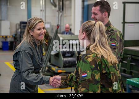 Gilze Rijen, Niederlande. 30. März 2023. Königin Maxima der Niederlande auf dem Luftwaffenstützpunkt Gilze-Rijen, am 30. März 2023, um an einer Schulung zum Betrieb von Feuerwehrautos des Defense Helicopter Command (DHC) teilzunehmen, wird die Schulung mit einem Chinook Transport Helicopter des 298. Geschwaders durchgeführt: Defensie/Albert Nieboer/Netherlands OUT/Point de Vue OUT/dpa/Alamy Live News Stockfoto