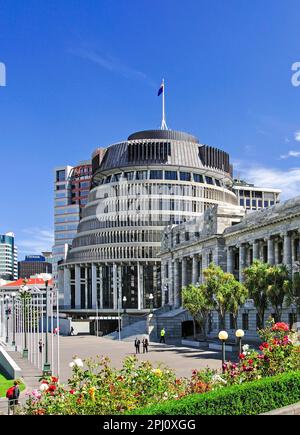 Neuseeländische Regierung „Beehive“ und Parlamentsgebäude, Lambton Quay, Wellington, Wellington Region, North Island, Neuseeland Stockfoto