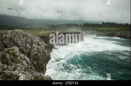 Bufones de Pria, eine wunderschöne Küstenlage in Asturien, Spanien. Stockfoto