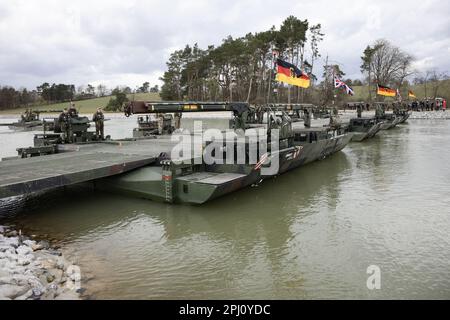 Finowfurt, Deutschland. 30. März 2023. m3 Amphibienfahrzeuge, die eine Brücke bilden, werden während des Besuchs des britischen Königs (nicht sichtbar) beim englisch-deutschen Ingenieurbrücken-Bataillon 130. in Finowfurt auf dem Wasser eingesetzt. Vor seiner Krönung im Mai 2023 werden der britische König und die königliche Frau Deutschland für drei Tage besuchen. Kredit: Jens Schlueter/AFP Pool/dpa/Alamy Live News Stockfoto