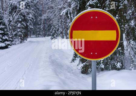 Verkehrsschild „kein Zutritt“ neben einer schneebedeckten Straße im Winter. Hameenlinna, Finnland. Stockfoto