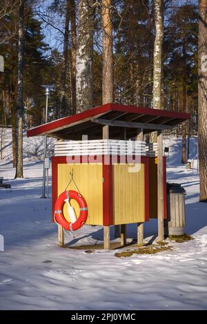 Gelbe Holzhütte im Winter, Vaaksy, Asikkala, Finnland. Stockfoto