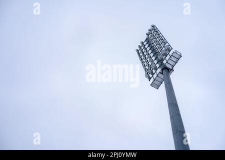 Stadion-Lichtturm am Himmel mit Kopierraum Stockfoto