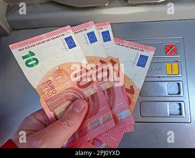 Euro-Banknoten der EU, frisch aus einem Geldautomaten, Dublin, Irland Stockfoto