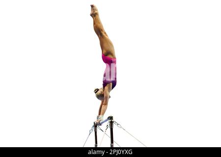 Weibliche Turnerinnen trainieren auf unebenen Bars isoliert auf weißem Hintergrund, olympische Sportarten sind in den Sommerspielen enthalten Stockfoto