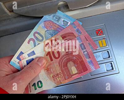 Euro-Banknoten der EU, frisch aus einem Geldautomaten, Dublin, Irland Stockfoto