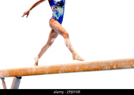 Beine weibliche Turnerin trainiert Balance Strahlgymnastik auf weißem Hintergrund, Sport ist in Sommerspielen enthalten Stockfoto