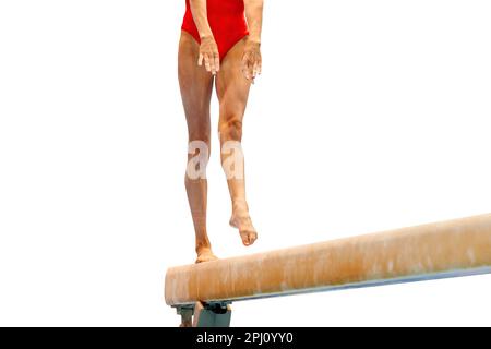 Beine weibliche Turnerin in rotem Badeanzug Übung Balance Strahlgymnastik auf weißem Hintergrund, Sport ist in Sommerspielen enthalten Stockfoto