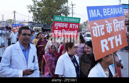 Beawar, Rajasthan, Indien. 27. März 2022. Ärzte und Gesundheitspersonal veranstalten eine Protestkundgebung gegen das Rajasthan-Recht auf Gesundheitsgesetz in Beawar. Der Gesetzentwurf, der am 21. März in der Rajasthan-Versammlung per Stimmabgabe verabschiedet wurde, gibt jedem Bewohner des Staates das Recht auf Notfallbehandlung und -Betreuung „ohne Vorauszahlung der erforderlichen Gebühren oder Gebühren“ durch jede öffentliche Gesundheitseinrichtung, Gesundheitseinrichtung und ausgewiesene Gesundheitszentren. (Kreditbild: © Sumit Saraswat/Pacific Press via ZUMA Press Wire) NUR REDAKTIONELLE VERWENDUNG! Nicht für den kommerziellen GEBRAUCH! Stockfoto