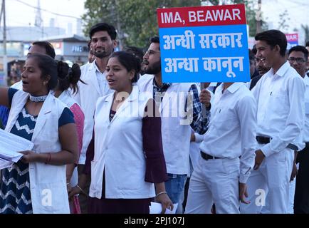 Beawar, Rajasthan, Indien. 27. März 2022. Ärzte und Gesundheitspersonal veranstalten eine Protestkundgebung gegen das Rajasthan-Recht auf Gesundheitsgesetz in Beawar. Der Gesetzentwurf, der am 21. März in der Rajasthan-Versammlung per Stimmabgabe verabschiedet wurde, gibt jedem Bewohner des Staates das Recht auf Notfallbehandlung und -Betreuung „ohne Vorauszahlung der erforderlichen Gebühren oder Gebühren“ durch jede öffentliche Gesundheitseinrichtung, Gesundheitseinrichtung und ausgewiesene Gesundheitszentren. (Kreditbild: © Sumit Saraswat/Pacific Press via ZUMA Press Wire) NUR REDAKTIONELLE VERWENDUNG! Nicht für den kommerziellen GEBRAUCH! Stockfoto