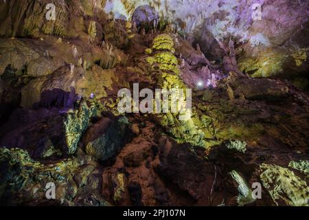 Im Inneren der touristischen Prometheus Cave in Tskaltubo, Imereti Region, Georgia. Stockfoto